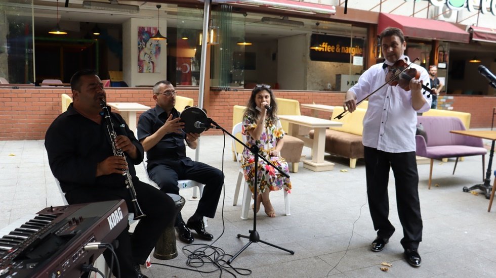 Bayramda İzmit sokaklarında m&uuml;zik