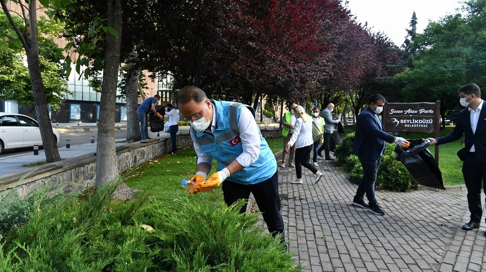 Belediye Başkanından yerinde denetim: Sokak temizlik çalışmalarına katıldı