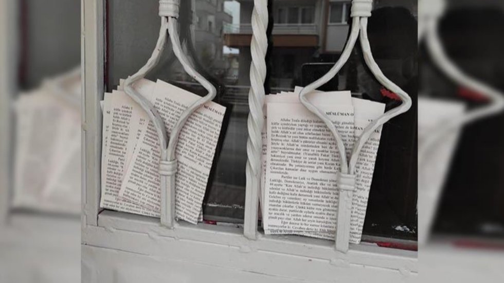 Bu ne c&uuml;ret! İzmir'de kapı kapı dolaşıp "Şeriat" bildirisi dağıttılar