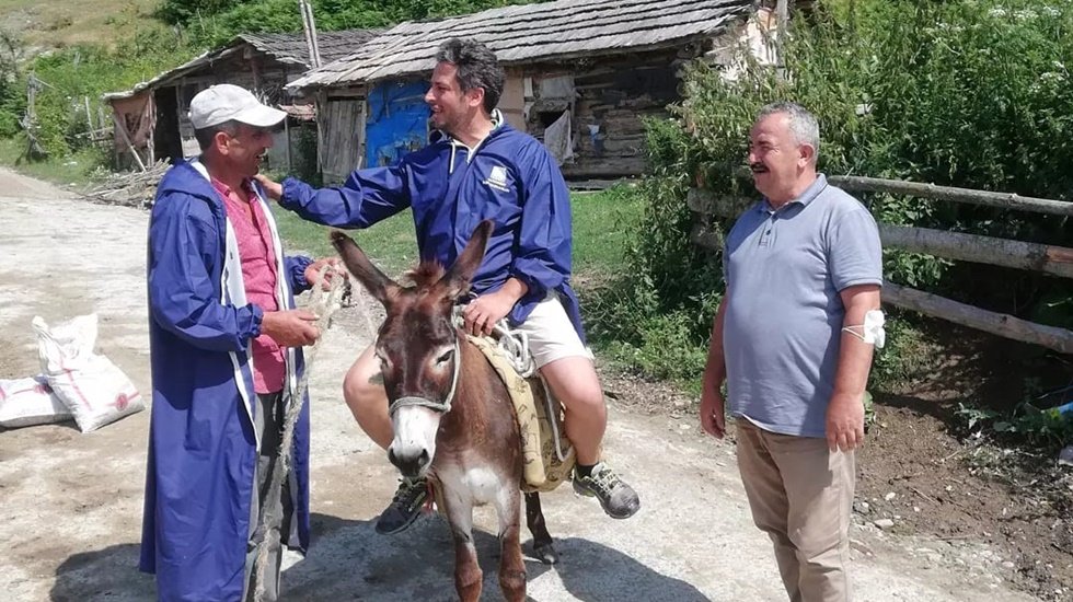 CHP&rsquo;den g&uuml;neş ve yağmura karşı,&nbsp; şapka ve yağmurluk&hellip;