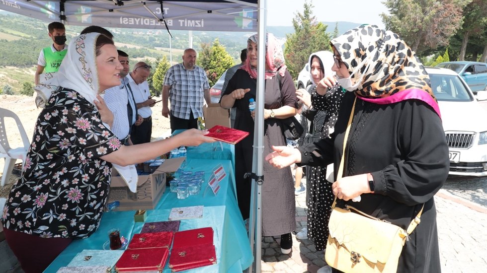 CHP&rsquo;li Belediye Başkanı mezarlık ziyaretinde bulunanlara Yasin-i Şerif hediye etti