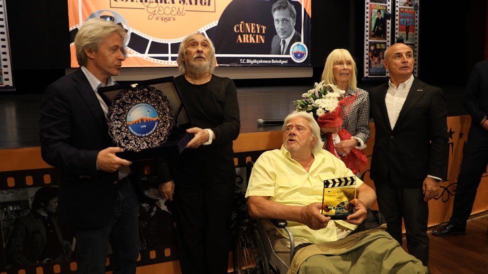 C&uuml;neyt Arkın: &ldquo;Sanatın var olması i&ccedil;in beyinlerin &ouml;zg&uuml;r olması lazım&rdquo;