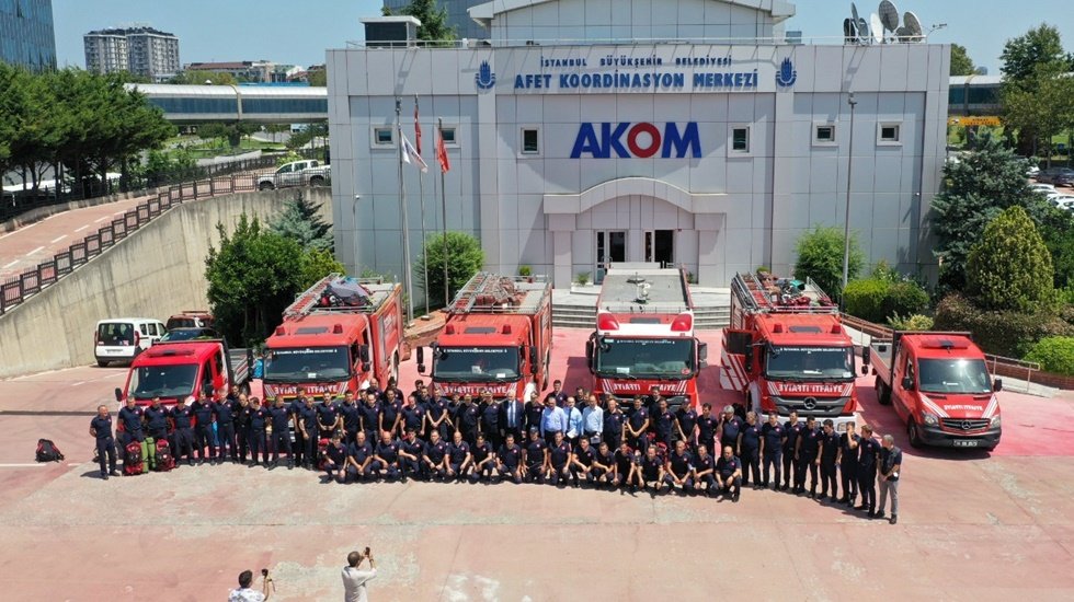 İBB ekipleri 265 personel, 42 ara&ccedil; ve ekipmanla yangın b&ouml;lgelerinde