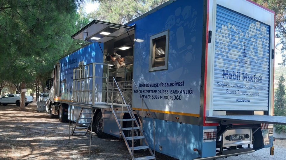 İzmir B&uuml;y&uuml;kşehir Belediyesi'nden 3 bin kişilik mobil mutfak
