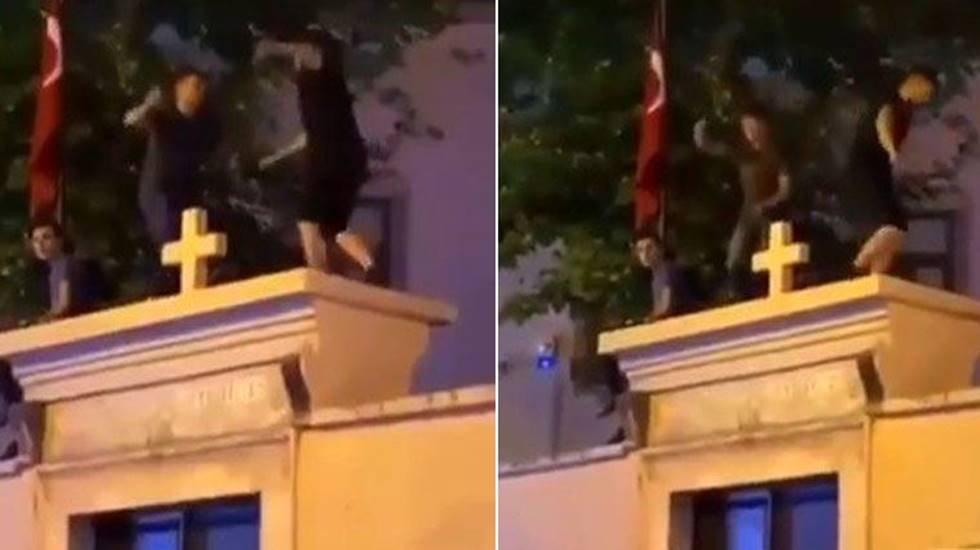 Kilise duvarının &uuml;zerine &ccedil;ıkıp oynayan 3 kişi g&ouml;zaltına alındı