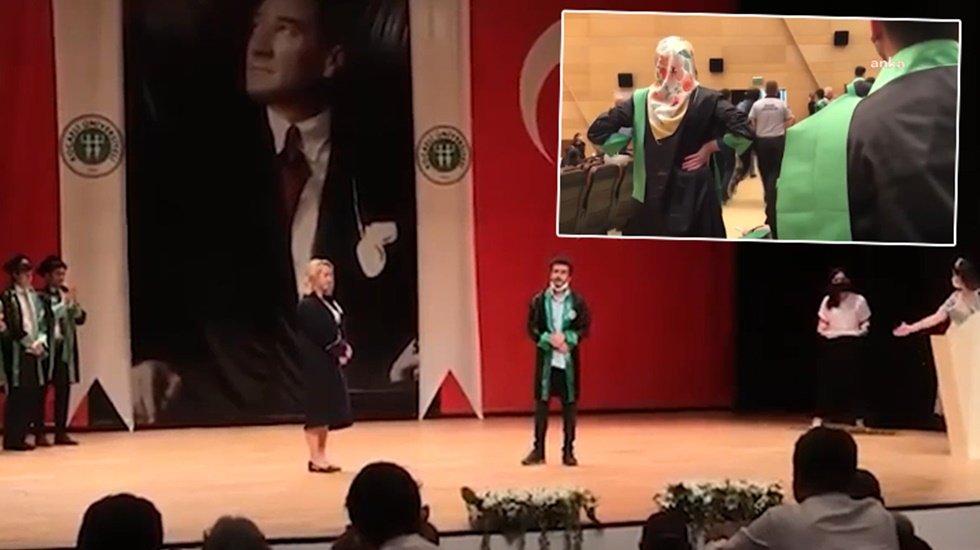 Mezuniyet t&ouml;reninde "unutMADIMAKlımda" yazılı tiş&ouml;rtleri giyen &ouml;ğrencilere, m&uuml;dahale