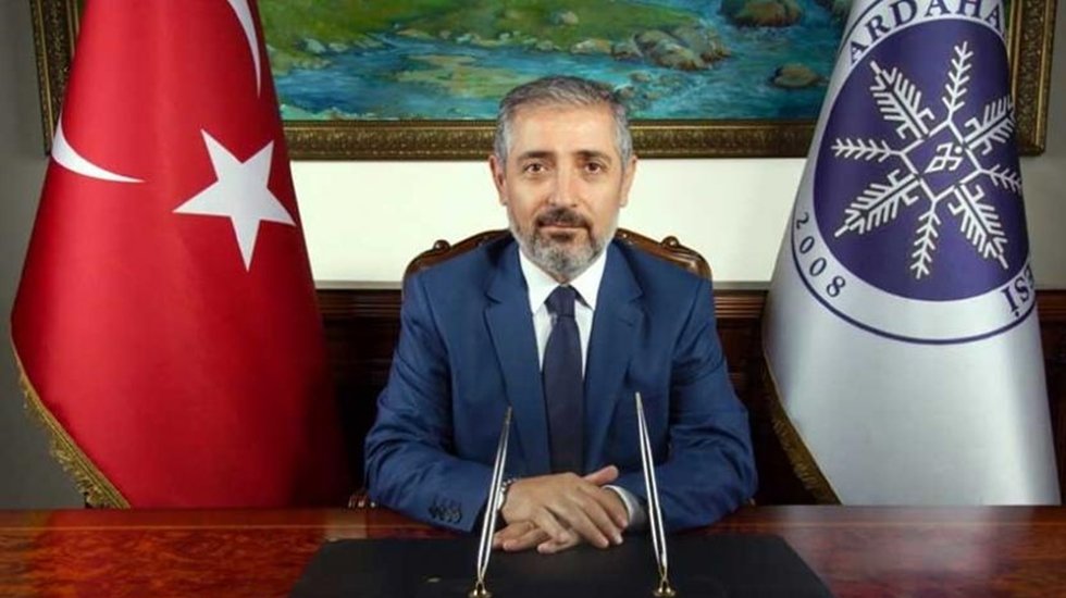 O rekt&ouml;r&uuml;n, rekt&ouml;rl&uuml;k dışında 9 farklı mevkide g&ouml;rev yaptığı ortaya &ccedil;ıktı