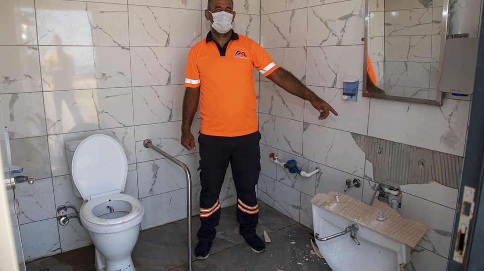 Saldırganların yeni hedefi bu kez engelli tuvaleti oldu