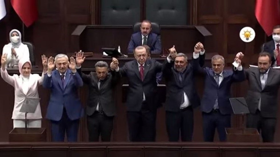 Ekonomist Zelyut: "AKP tam bir kontrol kaybı yaşıyor. Giderayak zengini zengin, halkı fakirleştiriyor"