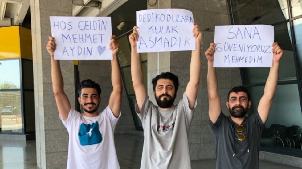Tosuncuğu havalimanında b&ouml;yle karşıladılar: 'Sana g&uuml;veniyoruz Mehmedim'