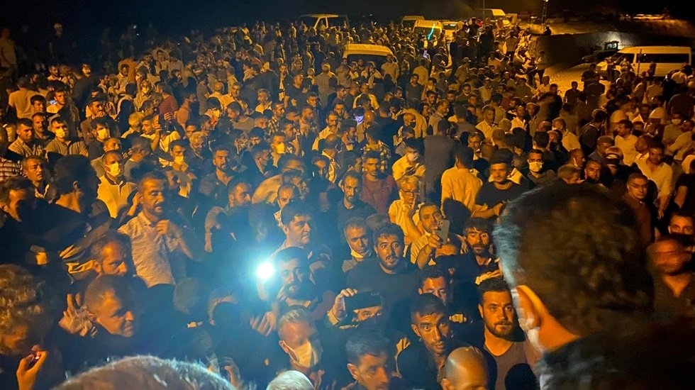 T&uuml;t&uuml;nc&uuml;n&uuml;n protestosu gece de devam etti