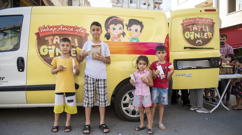 &ldquo;Vahap Amca&rsquo;yla Tatlı G&uuml;nler&rdquo; ara&ccedil;ları bu bayram 25 dezavantajlı mahalleyi dolaşacak