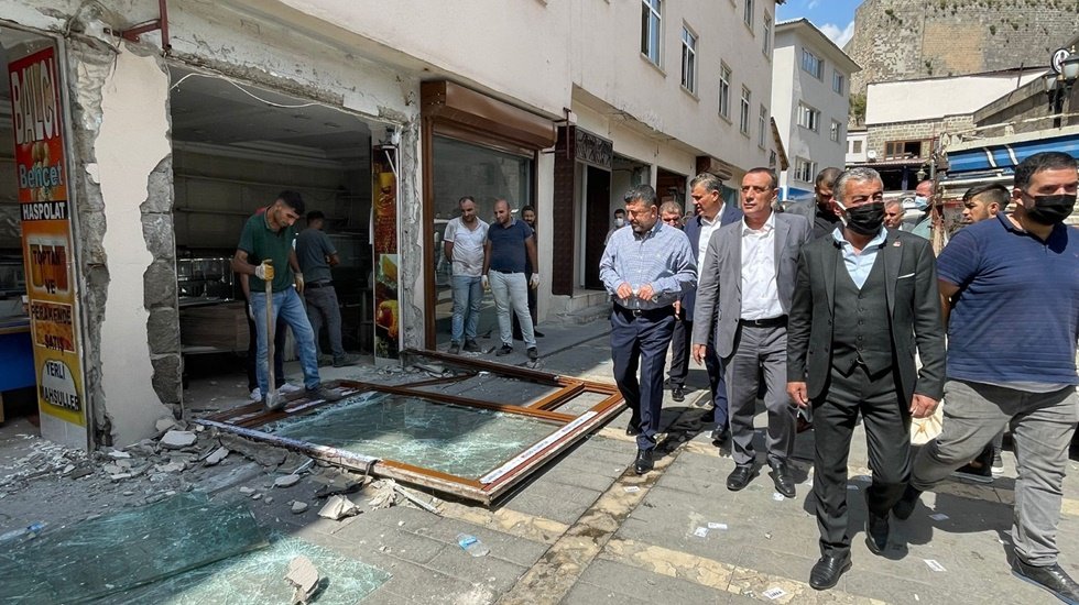 Ağbaba: Bitlis&rsquo;te d&uuml;kkanları insanların başlarına yıkıyorlar!