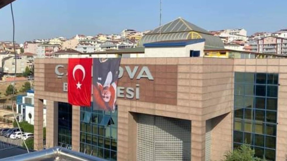 AKP'li &Ccedil;ayırova Belediyesi, Atat&uuml;rk'&uuml;n resmini ters astı