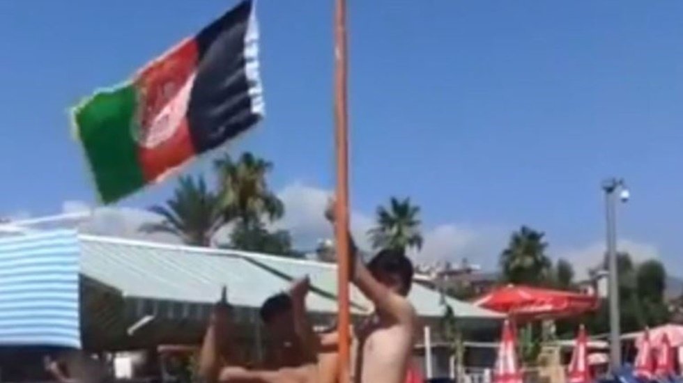 Alanya'da plajda Afganistan bayrağı tartışmasına Antalya Valiliği a&ccedil;ıklama geldi