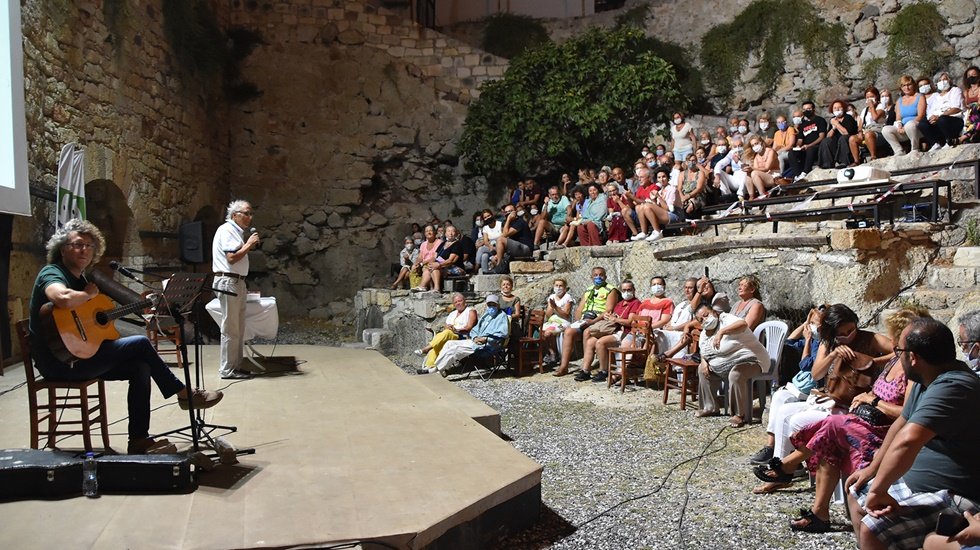 Ataol Behramoğlu, son şiir kitabını Fo&ccedil;a&rsquo;da tanıttı