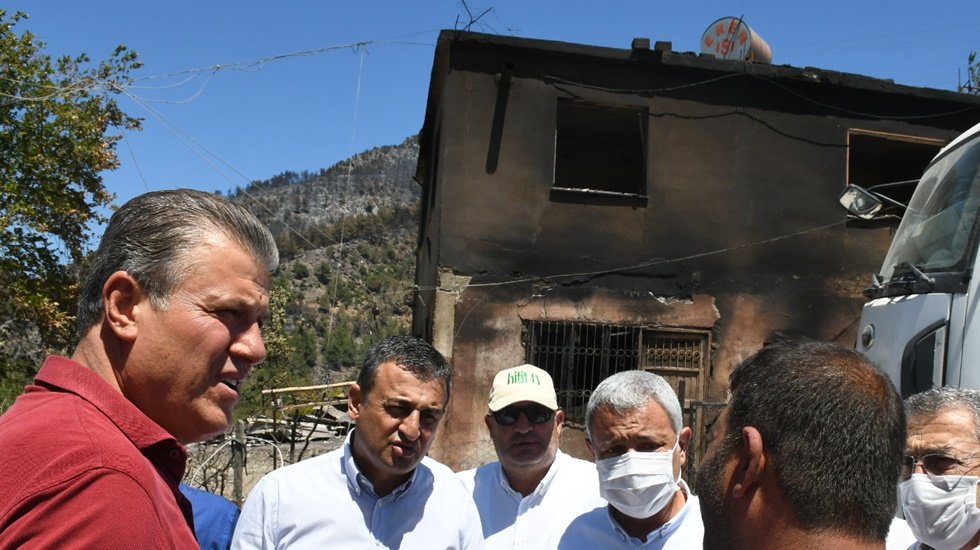 Barut: "Yazlık, kışlık, u&ccedil;an ve y&uuml;zen Saraylarda saltanat s&uuml;renlere sesleniyoruz&rdquo;