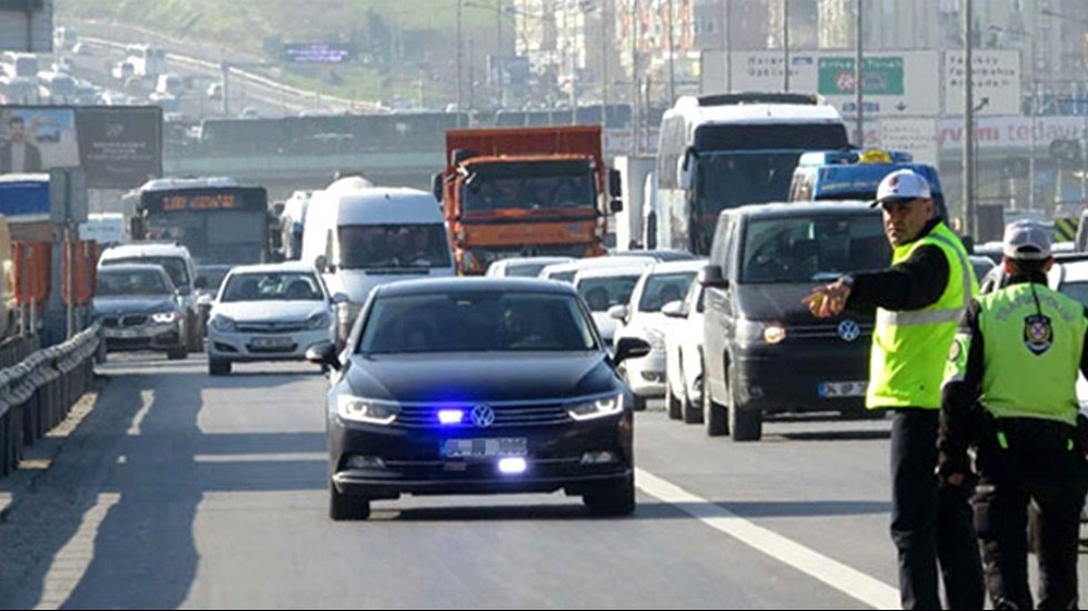 Bu ne yaman &ccedil;elişki! Milletvekillerinin trafikte temsil ettiği milletin &ouml;n&uuml;ne ge&ccedil;iş &uuml;st&uuml;nl&uuml;ğ&uuml;...
