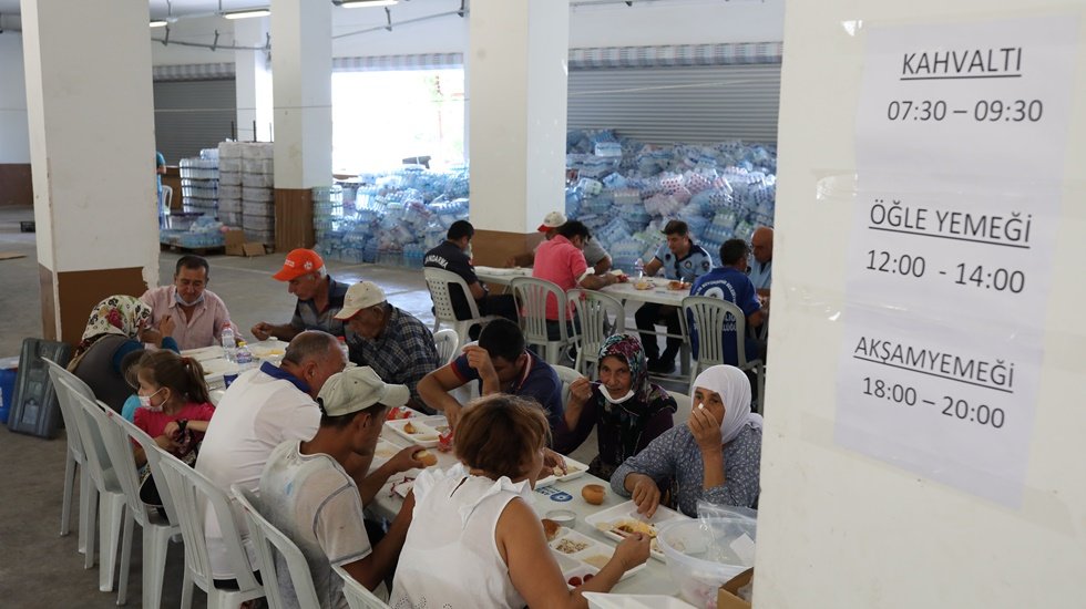 B&uuml;y&uuml;kşehir&rsquo;den yangın b&ouml;lgesinde &ccedil;alışan iş&ccedil;iler i&ccedil;in 3 &ouml;ğ&uuml;n yemek