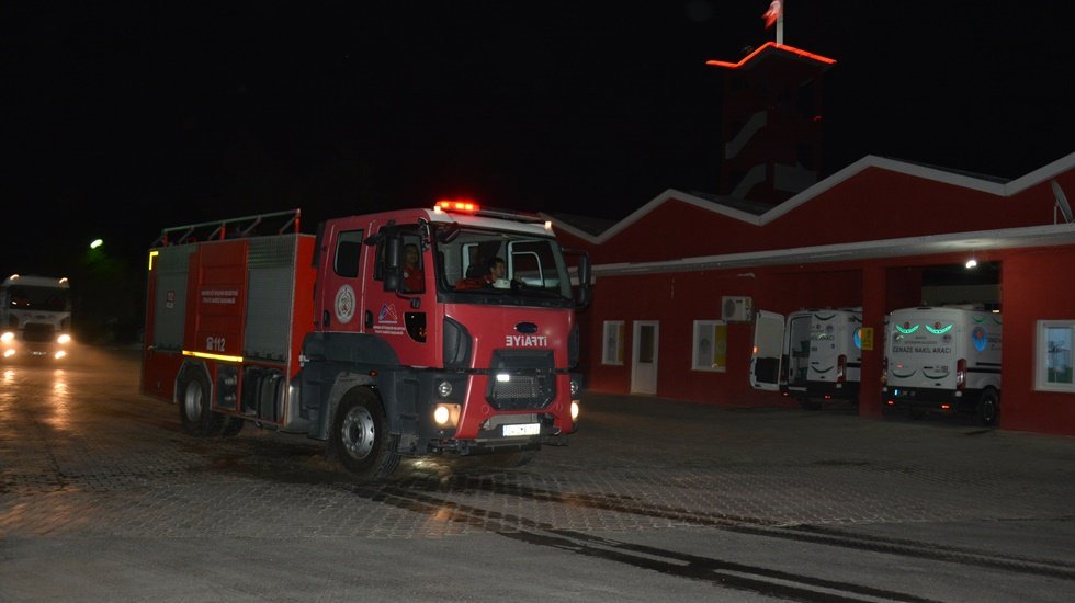 B&uuml;y&uuml;kşehir ekipleri, Tunceli&rsquo;deki yangına m&uuml;dahale i&ccedil;in yola &ccedil;ıktı