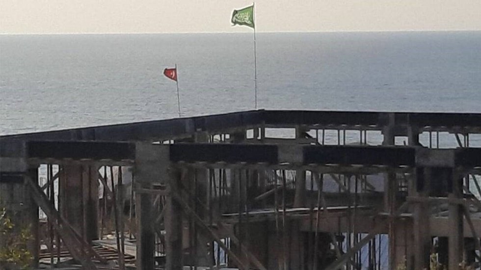 Cami inşaatına hilafet bayrağı asıldı