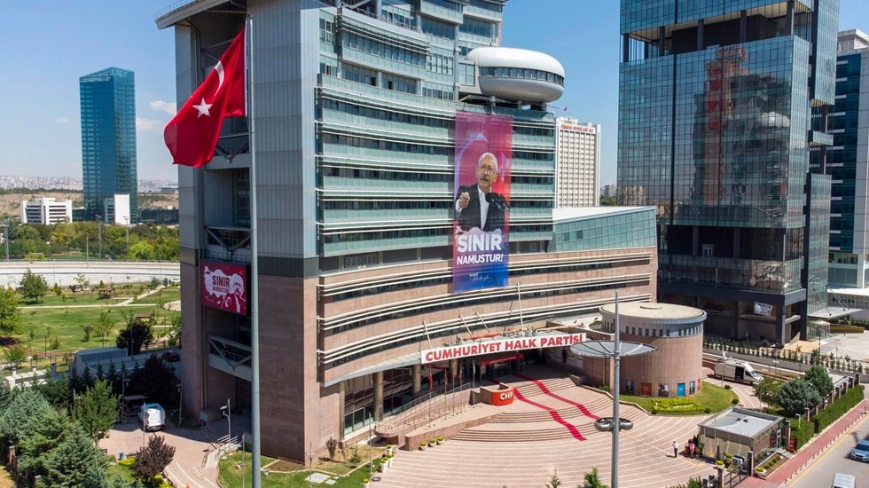 CHP genel merkezine yarından itibaren pazartesi g&uuml;n&uuml;ne kadar 5 g&uuml;n ziyaret&ccedil;i alınmayacak.
