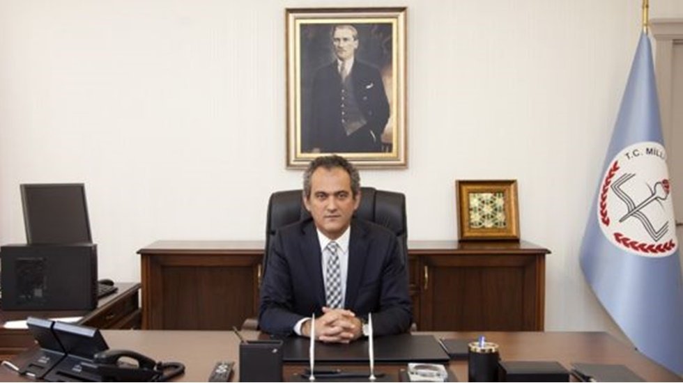 CHP'den yeni Bakana ilk soru &ouml;nergesi: Eski Bakan Sel&ccedil;uk&rsquo;un danışmanına kadro kıyağı mı yapıldı?