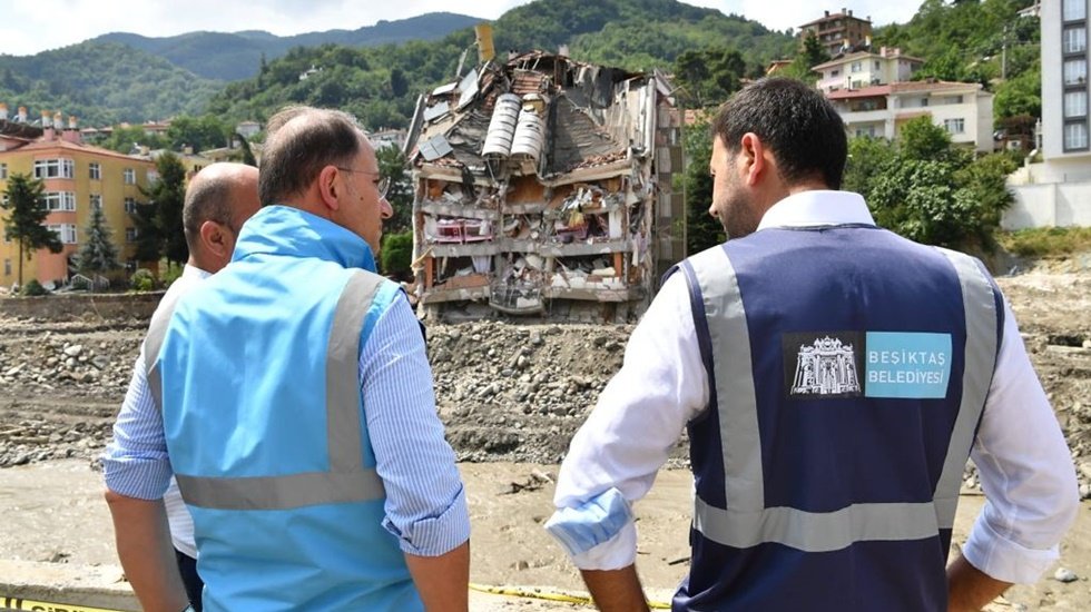 En az 20 kişinin &ouml;ld&uuml;ğ&uuml; Apartmanın m&uuml;teahhidi: Hepsini onay alarak yaptım