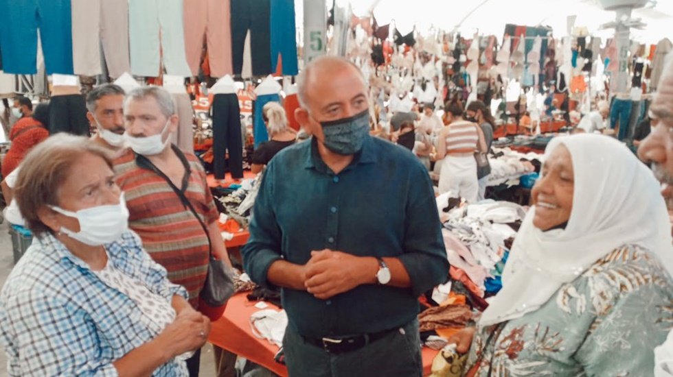 CHP&rsquo;li Tekin'le konuşan yaşlı kadın: "Bu sene daha ağzıma şeftali, s&uuml;rmedim"