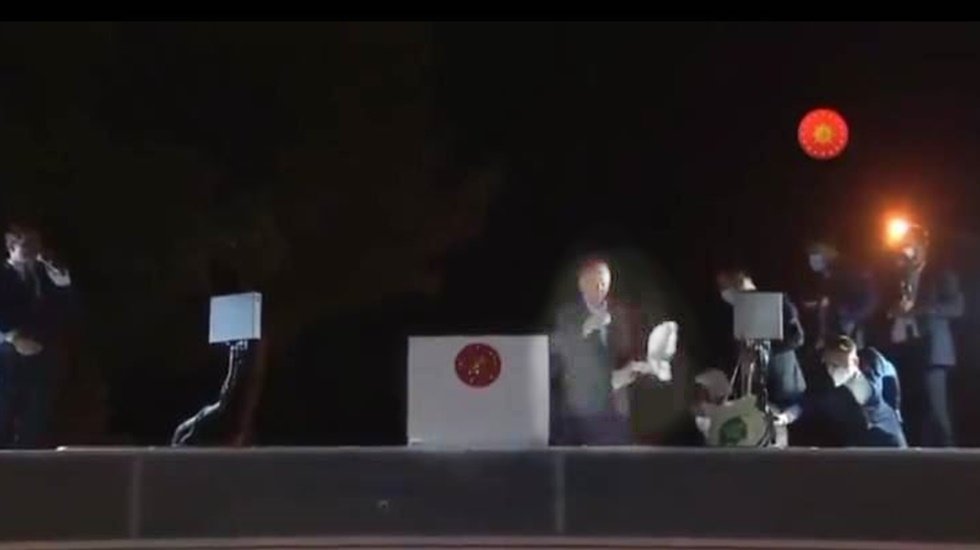Erdoğan yangınla m&uuml;cadele eden Marmaris'te de halka &ccedil;ay fırlattı!