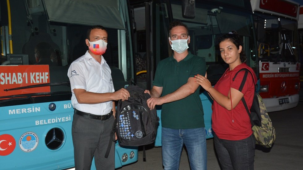 Gen&ccedil; &ccedil;ift, d&uuml;ğ&uuml;n takılarının bulunduğu &ccedil;antayı toplu taşıma aracında unuttu&nbsp;
