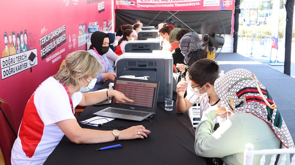 İBB, ek tercih döneminde de gençlere danışmanlık yapmaya devam edecek.