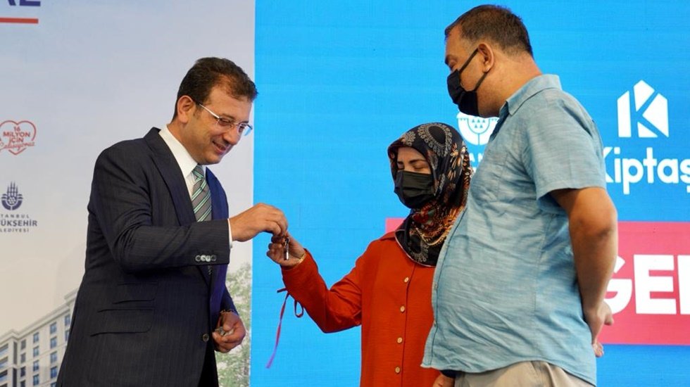 İmamoğlu anahtar dağıttı