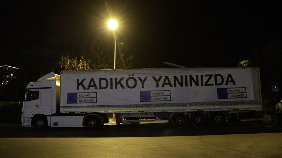 Kadıköy Belediyesi, sel felaketinden etkilenen Van'a yardım tırı gönderdi. 