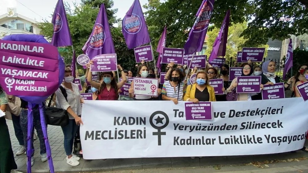 Kadınlar Afganistan başkonsolosluğuna 'Kadınlar laiklikle yaşayacak' yazılı mor &ccedil;elenk bıraktı