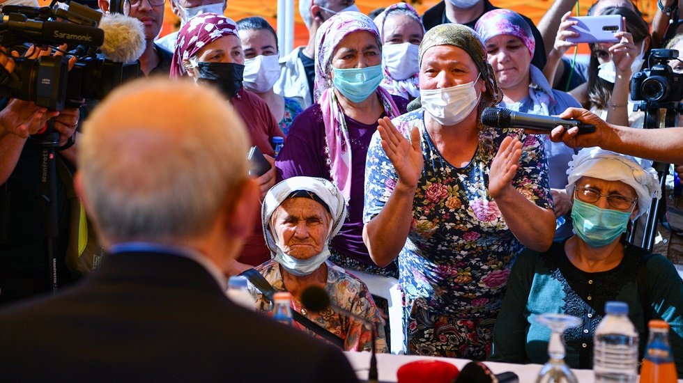 Kılı&ccedil;daroğlu Muğla&rsquo;da yangından etkilenen k&ouml;yleri ziyaret etti