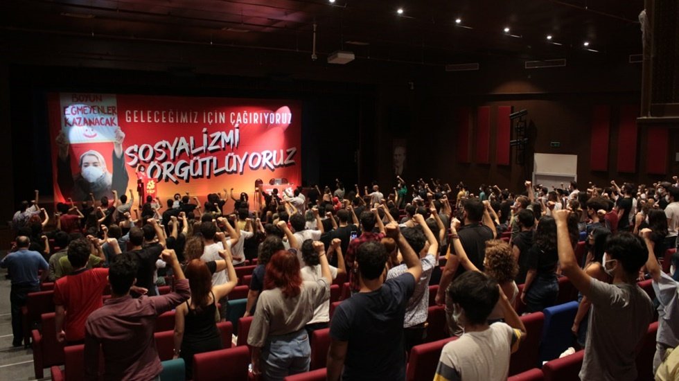 Kom&uuml;nist gen&ccedil;lik &ouml;rg&uuml;t&uuml; &lsquo;Geleceğe &Ccedil;ağrı Konferansı&rsquo; ger&ccedil;ekleşti