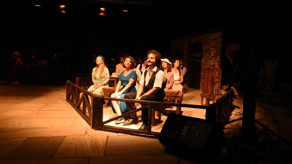 Mersin B&uuml;y&uuml;kşehir Şehir Tiyatrosu, İzmir&rsquo;de &ldquo;Aslolan Hayattır&rdquo; oyununu sahneledi