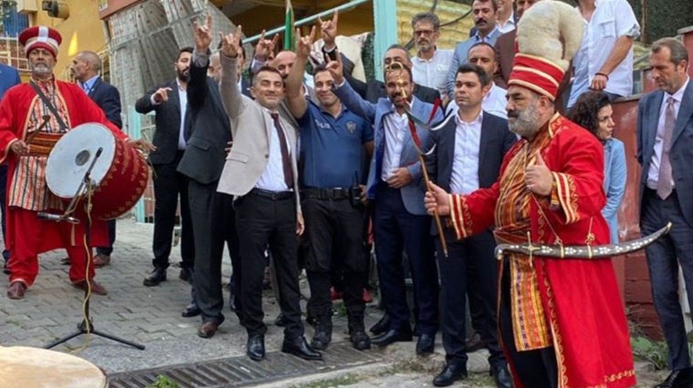 MHP etkinliğinde 'bozkurt' işareti yapan polis hakkında soruşturma