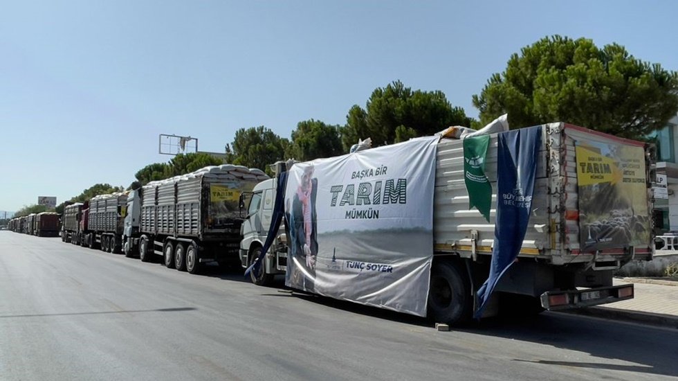 Muğla&rsquo;da yangından etkilenen &uuml;reticilere İzmir B&uuml;y&uuml;kşehir&rsquo;den 350 ton kuzu b&uuml;y&uuml;tme yemi