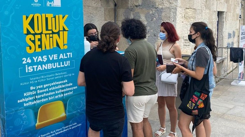 Sahnenin boş kalan koltukları gen&ccedil; İstanbullunun