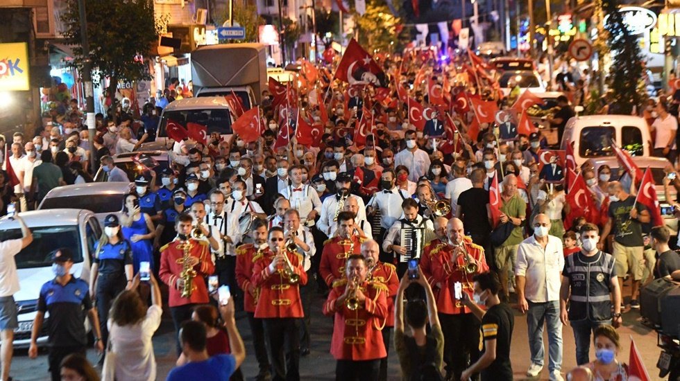 Şişli sokakları 10. Yıl Marşı ile çınladı.