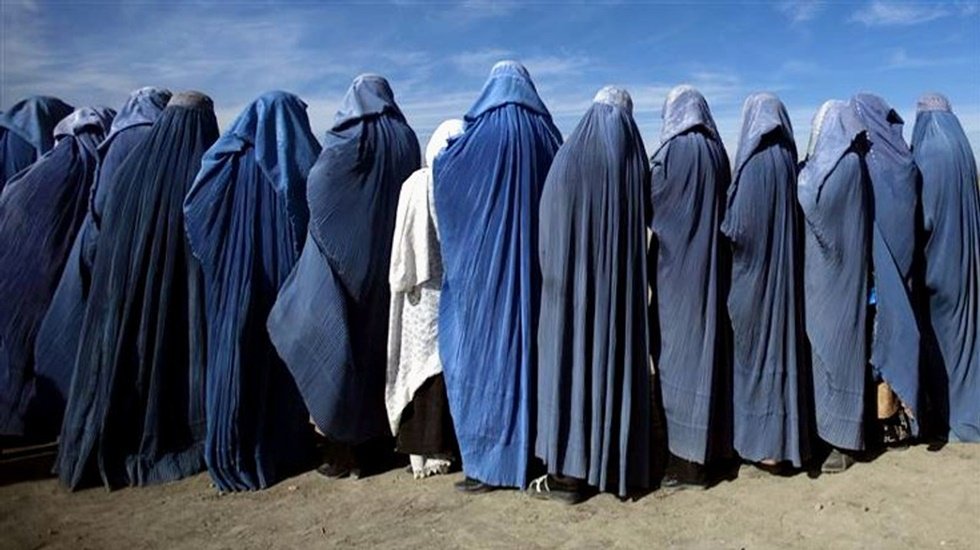 Taliban bir kadını 'yemeği kötü pişirdi' diye yakarak öldürdü