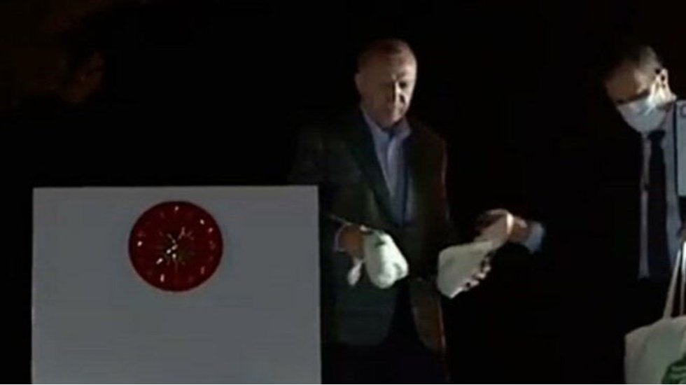 &ldquo;&Uuml;lke yangın yeri, ciğerimiz yanıyor, Cumhurbaşkanı &ccedil;ay dağıtıyor&rdquo;