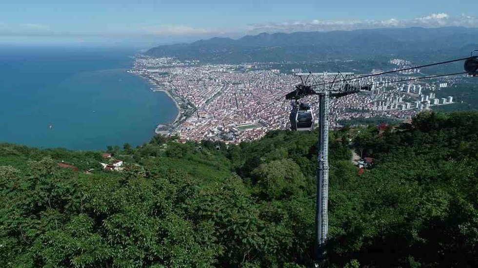 &ldquo;10 yıl &ouml;nce yaptığımız teleferiği işletmekten bile acizler&rdquo;