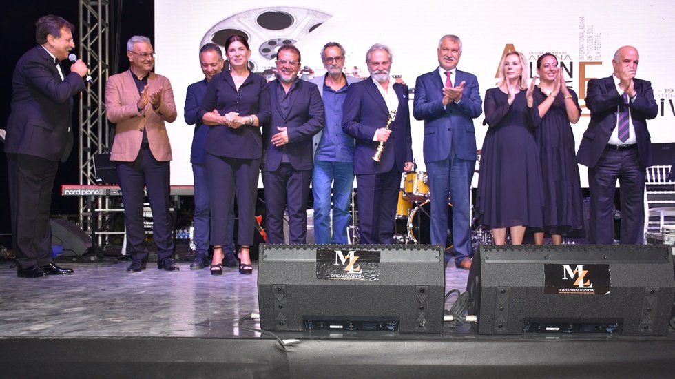 Altın Koza&rsquo;da Onur &ouml;d&uuml;lleri sahiplerini buldu