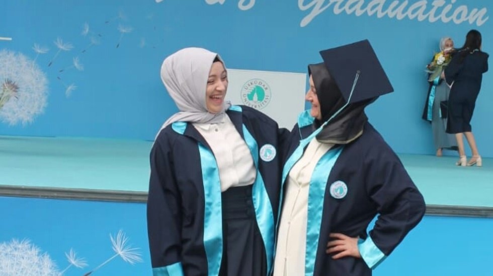 Anne kızın ortak mezuniyet sevinci