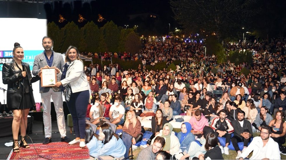 Beşiktaşlılar Sanatçılar Parkı’nda Ceylan Ertem’le coştu