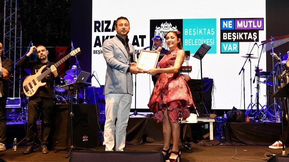 Beşiktaşlılar Sanatçılar Parkı’nda Melek Mosso ile coştu