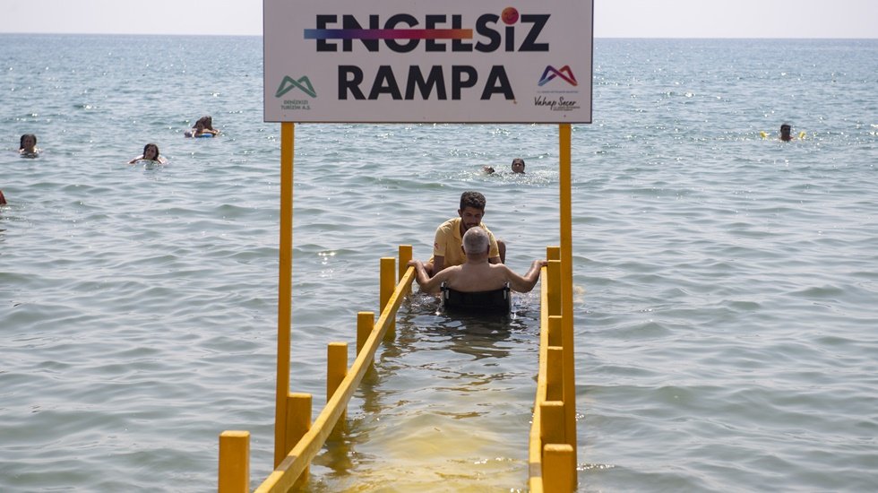 B&uuml;y&uuml;kşehir, 10 yeni &lsquo;engelsiz rampa&rsquo;yı plajlara yerleştirdi